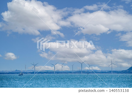 藍天白雲,風力渦輪機聳立。 藍天白雲,風力渦輪機聳立。 140553138