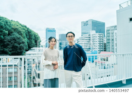 陽台上,一對笑容燦爛的情侶 陽台上,一對笑容燦爛的情侶 140553497