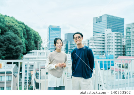 陽台上，一對笑容燦爛的情侶 140553502