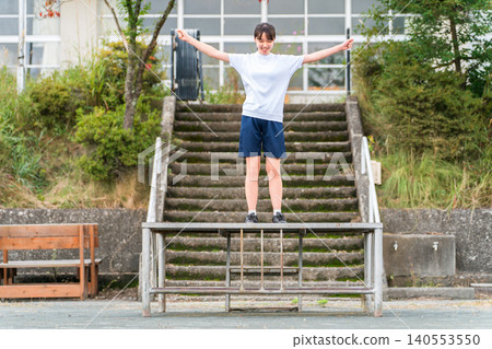 女孩、兒童、學生和小學生在校園裡做暖身運動 140553550