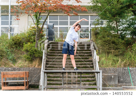 女孩、兒童、學生和小學生在校園裡做暖身運動 140553552