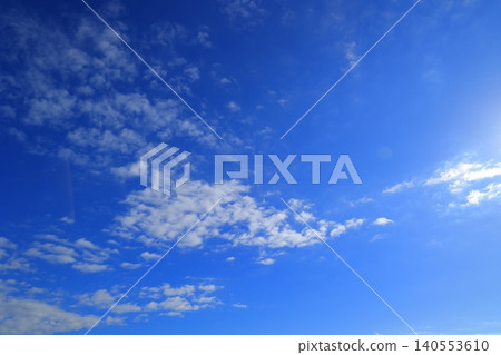 漂浮在藍天上的雲彩 漂浮在藍天上的雲彩 140553610