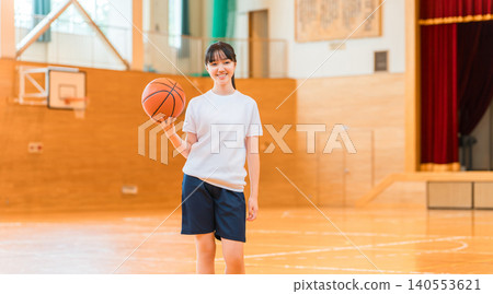 體育館裡身穿運動服、手抱籃球的女國中生和高中生 140553621