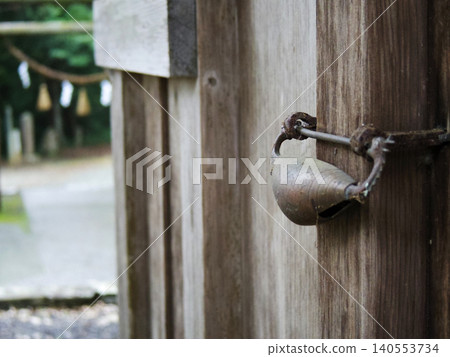 The old shrine door and ring The old shrine door and ring 140553734