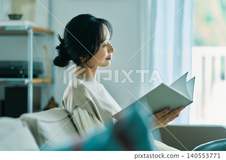 一個女人在客廳放鬆 一個女人在客廳放鬆 140553771