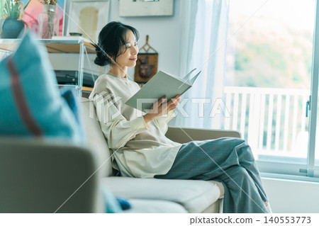 一個女人在客廳放鬆 一個女人在客廳放鬆 140553773