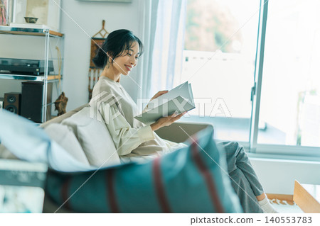 一個女人在客廳放鬆 一個女人在客廳放鬆 140553783