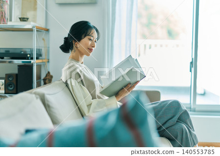 一個女人在客廳放鬆 一個女人在客廳放鬆 140553785