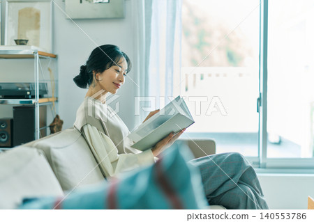 一個女人在客廳放鬆 140553786