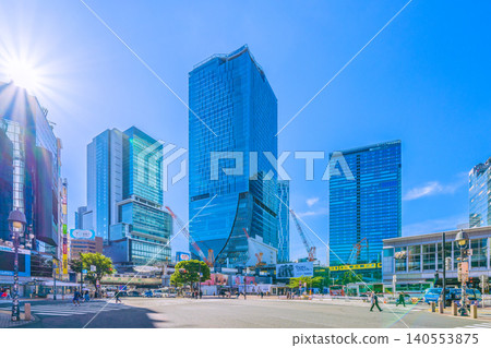 在日本東京的都市景觀中，這是難得一見的景象。晨光灑在銀座線上，兩列火車在高架軌道上「並肩」行駛…=澀谷，17街 140553875