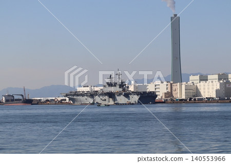 美國海軍兩棲攻擊艦「美利堅號」停泊在大阪港。 140553966