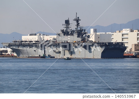 美國級兩棲攻擊艦「美國號」停泊在大阪港。 美國級兩棲攻擊艦「美國號」停泊在大阪港。 140553967