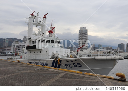 日本海上保安廳消防船 PC55「不動號」停靠在神戶港。 140553968