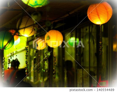日式夜景：懸掛的裝飾品和紙燈籠照亮了復古的景觀。 140554489