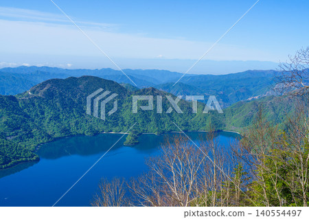 從栃木縣日光市男體山登山道上可以看到新鮮的綠色植物和中禪寺湖。 從栃木縣日光市男體山登山道上可以看到新鮮的綠色植物和中禪寺湖。 140554497