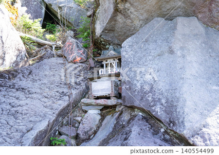 位於栃木縣日光市男體山登山道上的神社 位於栃木縣日光市男體山登山道上的神社 140554499