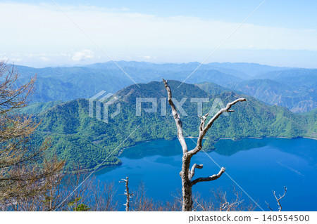 從栃木縣日光市男體山登山道上可以看到枯樹和中禪寺湖。 從栃木縣日光市男體山登山道上可以看到枯樹和中禪寺湖。 140554500
