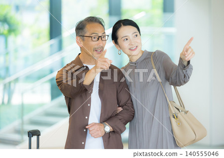 一對情侶在大廳聊天。 一對情侶在大廳聊天。 140555046
