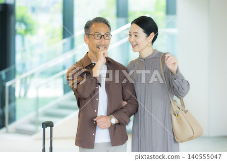 一對情侶在大廳聊天。 一對情侶在大廳聊天。 140555047