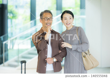 一對情侶在大廳聊天。 一對情侶在大廳聊天。 140555048