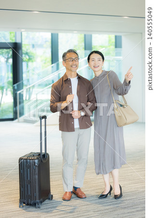 一對情侶在大廳聊天。 一對情侶在大廳聊天。 140555049