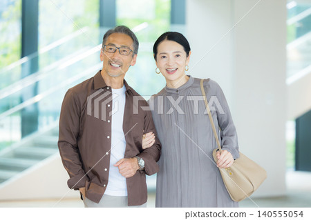 一對情侶在大廳聊天。 140555054
