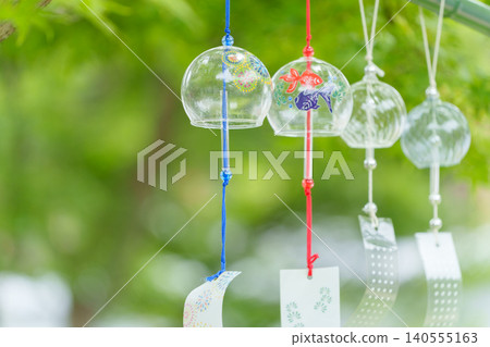 玻璃風鈴在藍色楓葉下搖曳 玻璃風鈴在藍色楓葉下搖曳 140555163