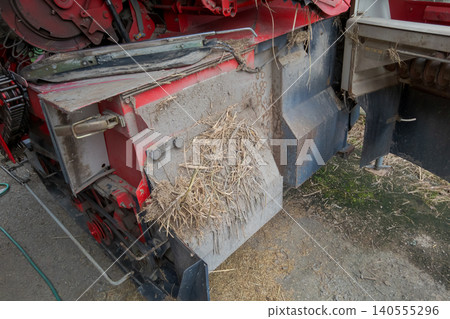 combine, combine harvester, cleaning 140555296