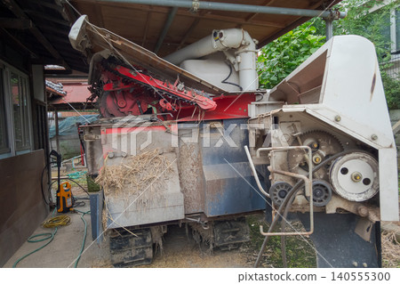 combine, combine harvester, cleanup 140555300