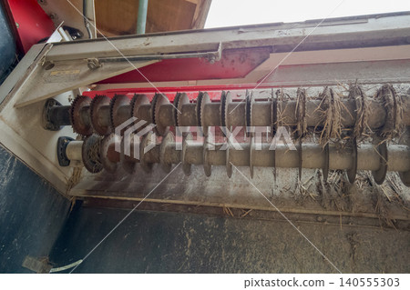 combine, combine harvester, cleaning 140555303