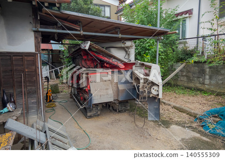 combine, combine harvester, cleanup 140555309