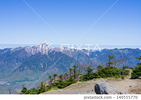 從栃木縣日光市男體山頂眺望日光白根山和澀佛山。 從栃木縣日光市男體山頂眺望日光白根山和澀佛山。 140555770
