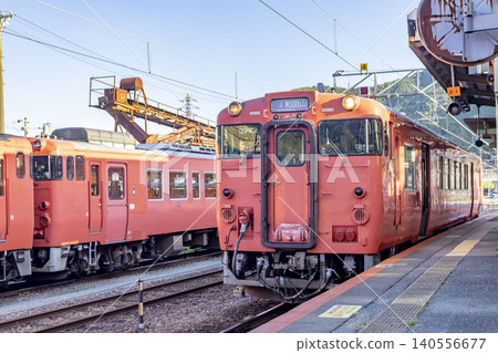 一列 KiHa 41 型列車停靠在坂丹線寺前站。 一列 KiHa 41 型列車停靠在坂丹線寺前站。 140556677