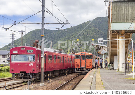 一列 103 系列列車和一列 KiHa 41 列車停靠在坂丹線寺前站。 一列 103 系列列車和一列 KiHa 41 列車停靠在坂丹線寺前站。 140556693