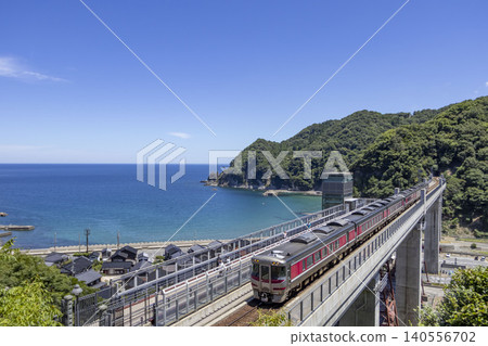 The limited express Hamakaze crossing the Amarube Bridge 140556702