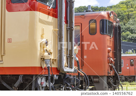 列車在津山站車輛段排成一列。 列車在津山站車輛段排成一列。 140556762