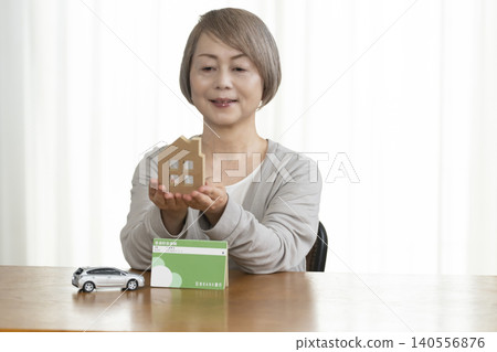 隨著利率上升,老年女性正在規劃她們的退休基金。 隨著利率上升,老年女性正在規劃她們的退休基金。 140556876