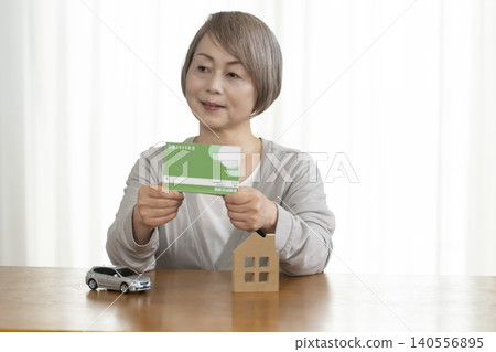 隨著利率上升,老年女性正在規劃她們的退休基金。 隨著利率上升,老年女性正在規劃她們的退休基金。 140556895