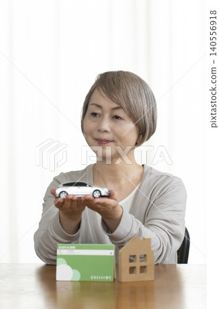 隨著利率上升，老年女性正在規劃她們的退休基金。 140556918