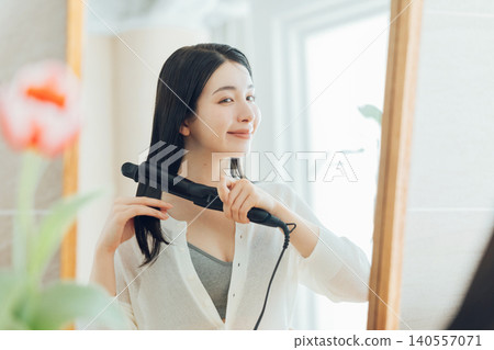 使用直髮器的女性 140557071