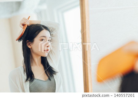 年輕女性使用髮刷 140557201