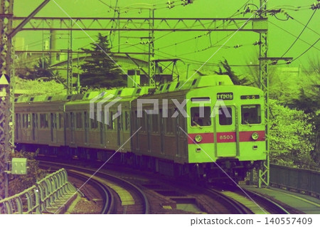 1976 年 4 月 5 日,東急 8500 系列列車(包括 8503 號車)停靠在綠丘站,當時距離新玉川線開通還有一年。 1976 年 4 月 5 日,東急 8500 系列列車(包括 8503 號車)停靠在綠丘站,當時距離新玉川線開通還有一年。 140557409