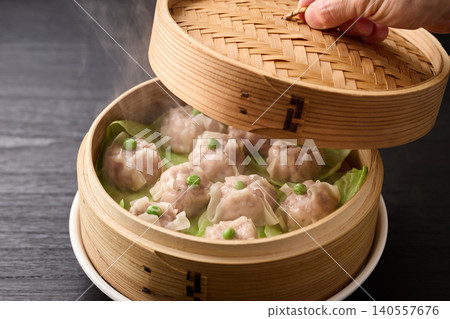 自製燒賣用竹蒸籠蒸製 自製燒賣用竹蒸籠蒸製 140557676