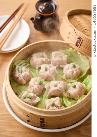 自製燒賣用竹蒸籠蒸製 140557682