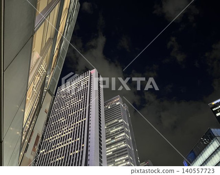 新宿摩天大樓群和城市建築的夜景 新宿摩天大樓群和城市建築的夜景 140557723