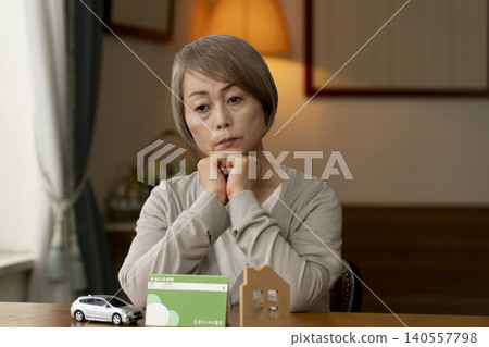 由於利率上升，老年女性擔心她們的退休金。 140557798