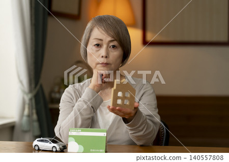 由於利率上升,老年女性擔心她們的退休金。 由於利率上升,老年女性擔心她們的退休金。 140557808