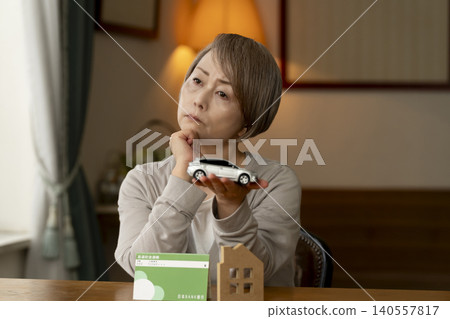 由於利率上升,老年女性擔心她們的退休金。 由於利率上升,老年女性擔心她們的退休金。 140557817