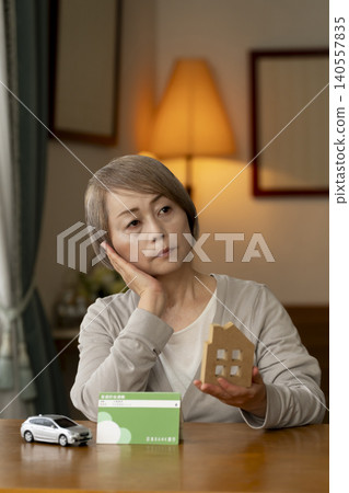 由於利率上升,老年女性擔心她們的退休金。 由於利率上升,老年女性擔心她們的退休金。 140557835
