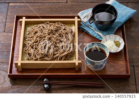 森蕎麥麵:用竹蒸籠盛裝的冷蕎麥麵,配上沾醬。 森蕎麥麵:用竹蒸籠盛裝的冷蕎麥麵,配上沾醬。 140557915